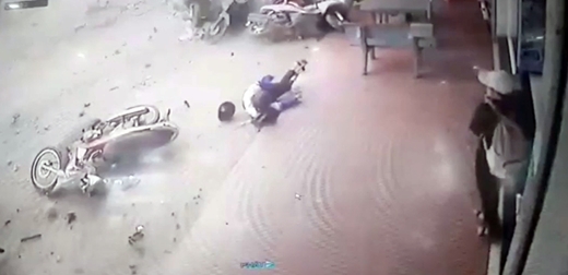 Giây phút chiếc xe tải lao vào lề đường khiến 5 người tử vong