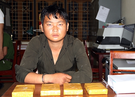 Bắt đối tượng vận chuyển trái phép 4 bánh heroin