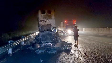 Lửa thiêu rụi xe đầu kéo trên cao tốc TP HCM – Trung Lương