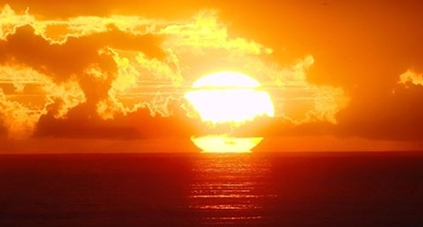 Miền Trung ngột ngạt nắng nóng, miền Nam mưa rả rích cả ngày