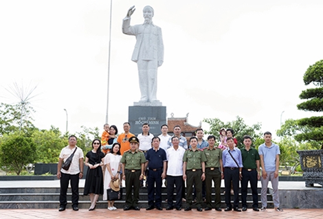 Bệnh viện 19-8 báo công dâng Bác