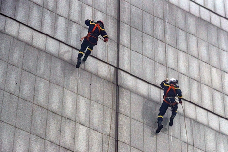 Diễn tập xử lý cháy xe ô tô, cứu người bị nạn trong tổ hợp Keangnam