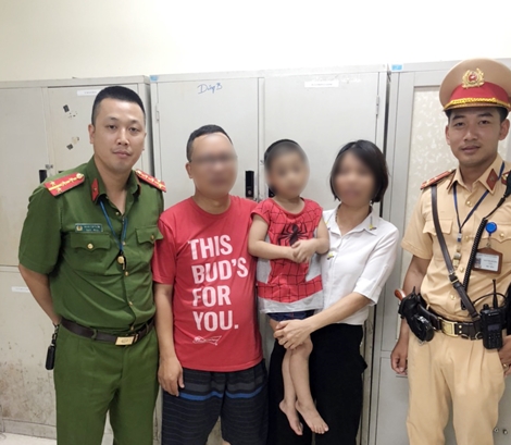 Lạc giữa phố đông, bé trai được CSGT đưa về tận nhà