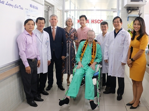 Đại diện CDC Mỹ chúc mừng sự thành công của Bệnh viện Chợ Rẫy