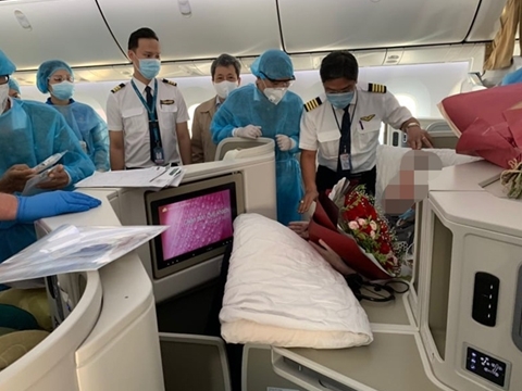 Hình ảnh phi công người Anh về tới quê hương