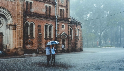 Nhiều nơi nắng nóng gay gắt, Nam Bộ mưa giông mát mẻ