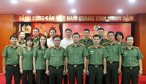 Phát động phong trào thi đua lao động giỏi, chăm lo cho người lao động