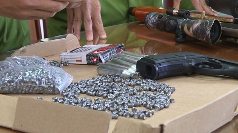 Xử lý hơn 7.270 bưu phẩm, bưu kiện chứa vũ khí và công cụ hỗ trợ