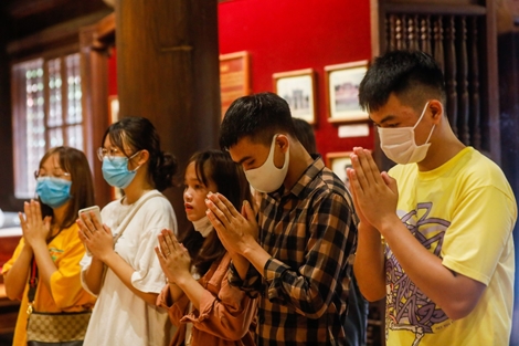 Sĩ tử đeo khẩu trang đến Văn Miếu cầu may trước kỳ thi tốt nghiệp