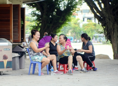 Người Hà Nội vẫn thờ ơ với "lệnh" đeo khẩu trang nơi công cộng