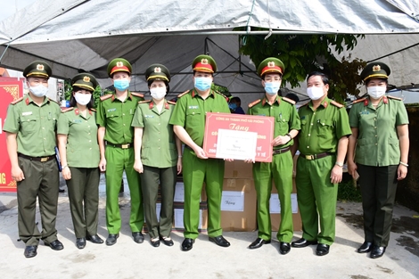 Trao 100 triệu đồng và 20 nghìn khẩu trang cho Công an Hải Dương
