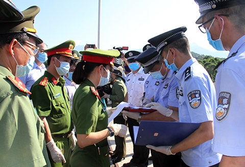 Bàn giao 20 đối tượng truy nã cho Công an Trung Quốc