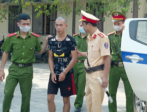 CSGT bắt quả tang đối tượng tàng trữ ma tuý tổng hợp 