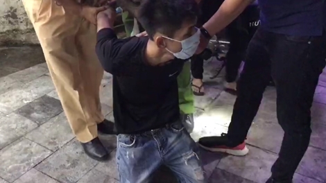 Con nghiện đang phê định ném ma túy phi tang