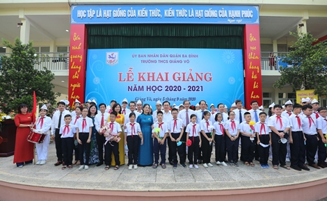 Bí thư Thành ủy Vương Đình Huệ đánh trống khai giảng tại THCS Giảng Võ