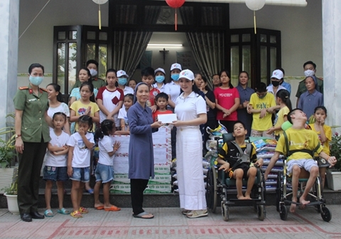 Hoa hậu Giáng My cùng Công an trao hàng trăm suất quà từ thiện