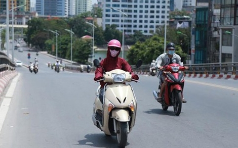 Hà Nội mưa to về chiều tối, ngày nắng nóng