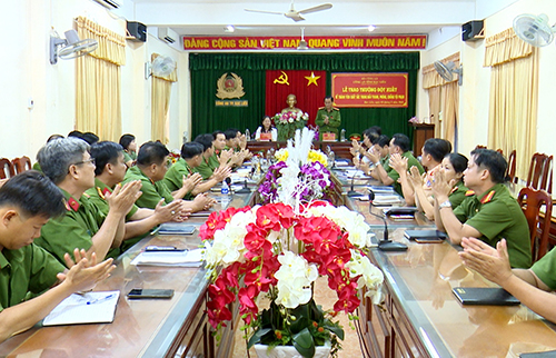 Trao thưởng tập thể có thành tích truy bắt đối tượng truy nã