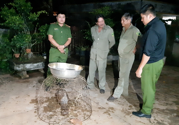 Người dân giao thú quý hiếm cho kiểm lâm