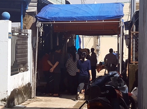 Chồng dùng búa sát hại vợ rồi treo cổ trong nhà vệ sinh