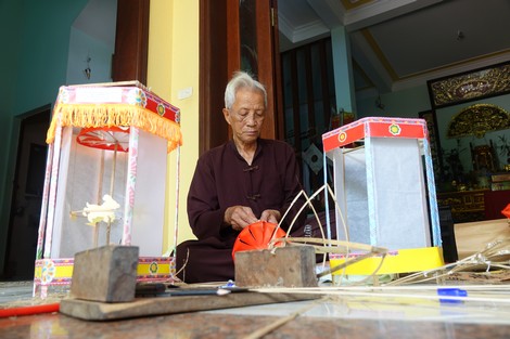 Ông lão U90 cả đời gắn liền với nghề làm đèn kéo quân