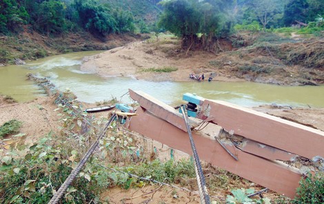 Tây Giang ngổn ngang sau bão lũ
