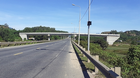 Sống bất an do dự án cầu vượt dở dang