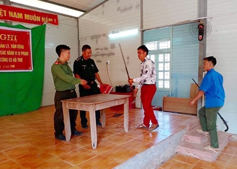 Dân bản Huổi Pá tự nguyện giao nộp 18 khẩu súng