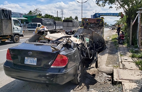 Xế hộp nước ngoài bay mất nóc vì tông đuôi xe tải cẩu