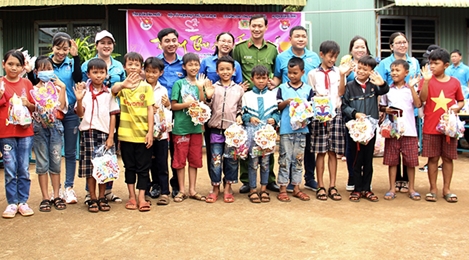 Lan tỏa Trung thu yêu thương đến thiếu nhi nghèo Bình Phước