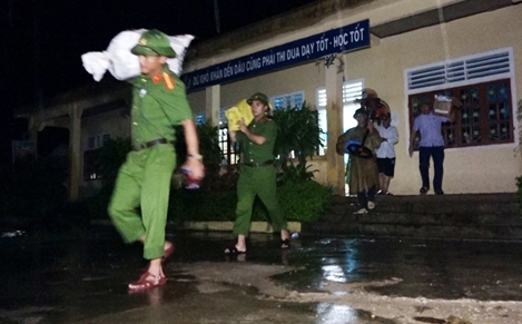 Công an Quảng Bình trắng đêm phòng chống lũ lụt