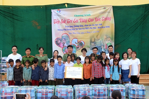 Trao tặng giường tầng và chăn ấm cho học sinh khó khăn