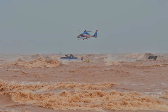 Bộ đội đặc công cùng trực thăng giải cứu thuyền viên tàu Vietship 01