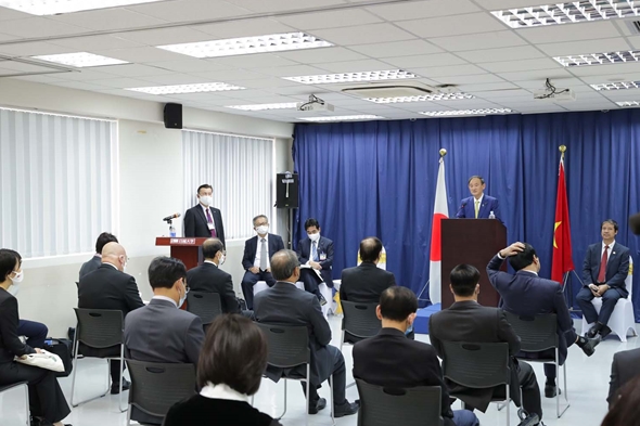 Thủ tướng Nhật Bản khích lệ sinh viên Việt Nam cần có nỗ lực, ý chí mạnh mẽ