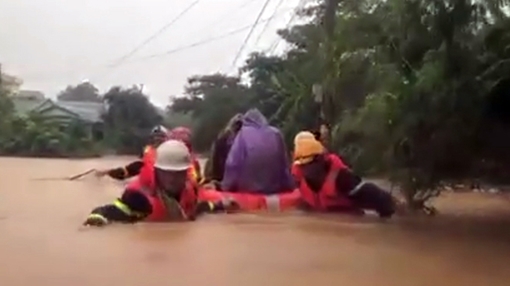 Xúc động hình ảnh vừa hát động viên vừa cứu dân thoát hiểm của Công an Quảng Trị