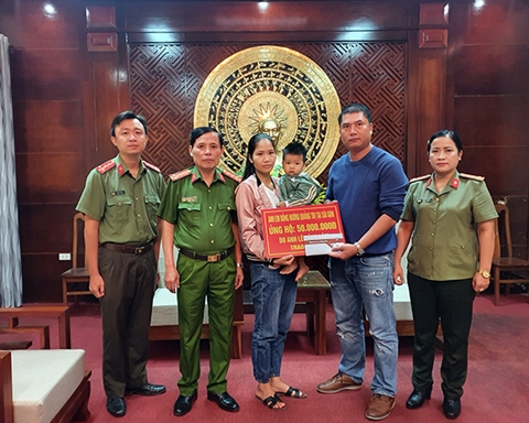 Hỗ trợ thêm 50 triệu đồng cho vợ con liệt sỹ Công an Trương Văn Thắng