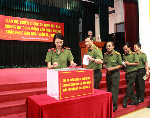 Cục An ninh nội địa quyên góp ủng hộ đông bào miền Trung