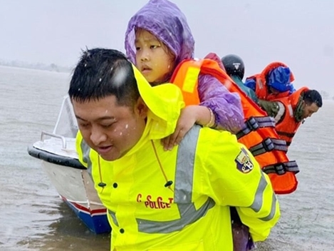 Cùng nhân dân vượt qua lũ dữ