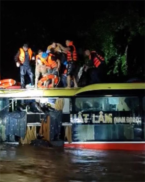 Đối mặt với tử thần cứu xe khách bị trôi trong mưa lũ