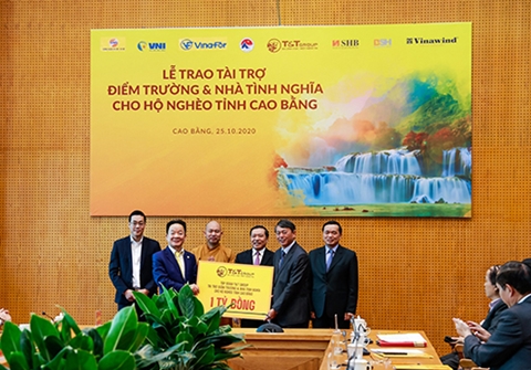 “Bầu Hiển” ủng hộ 5 tỷ đồng xây điểm trường và nhà tình nghĩa cho người nghèo tỉnh Cao Bằng