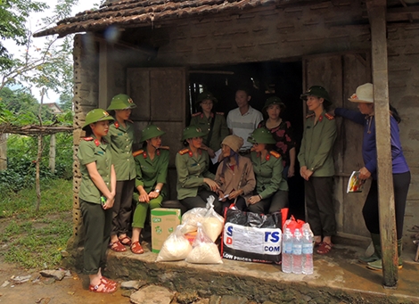 Ấm áp tình quân dân giữa mùa bão lũ