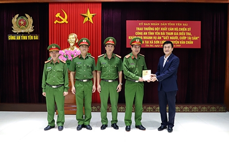 Khen thưởng đột xuất cho CBCS Công an tỉnh Yên Bái