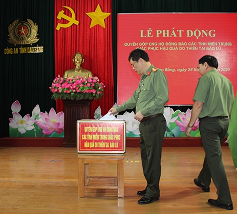 Công an Cao Bằng quyên góp ủng hộ nhân dân các tỉnh miền Trung