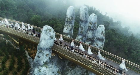 Mãn nhãn với các tuyệt tác nghệ thuật sống động trên Cầu Vàng 