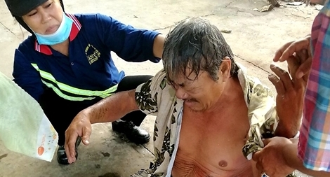 Cẩu pin năng lượng mặt trời, một người đàn ông bị bỏng nặng