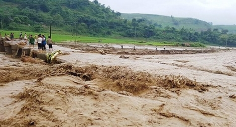 Mưa to kéo dài, miền Trung cảnh báo lũ quét, sạt lở đất