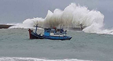 Bão Vamco đổ bộ Biển Đông, biển động dữ dội
