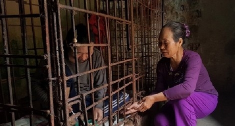 Xót xa cảnh chị gái gần 30 năm chăm sóc em trai mắc bệnh tâm thần