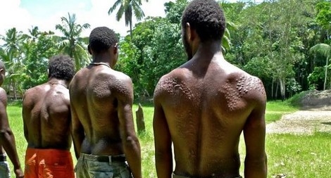 Bộ lạc bắt bé trai phải rạch da, bôi dầu và đất sét để giống… cá sấu