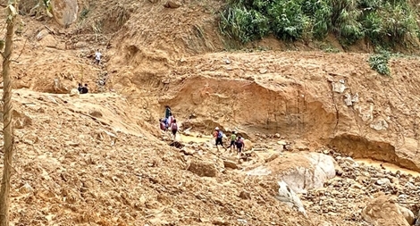 Nhiều điểm sạt lở núi nguy hiểm ở Quảng Ngãi